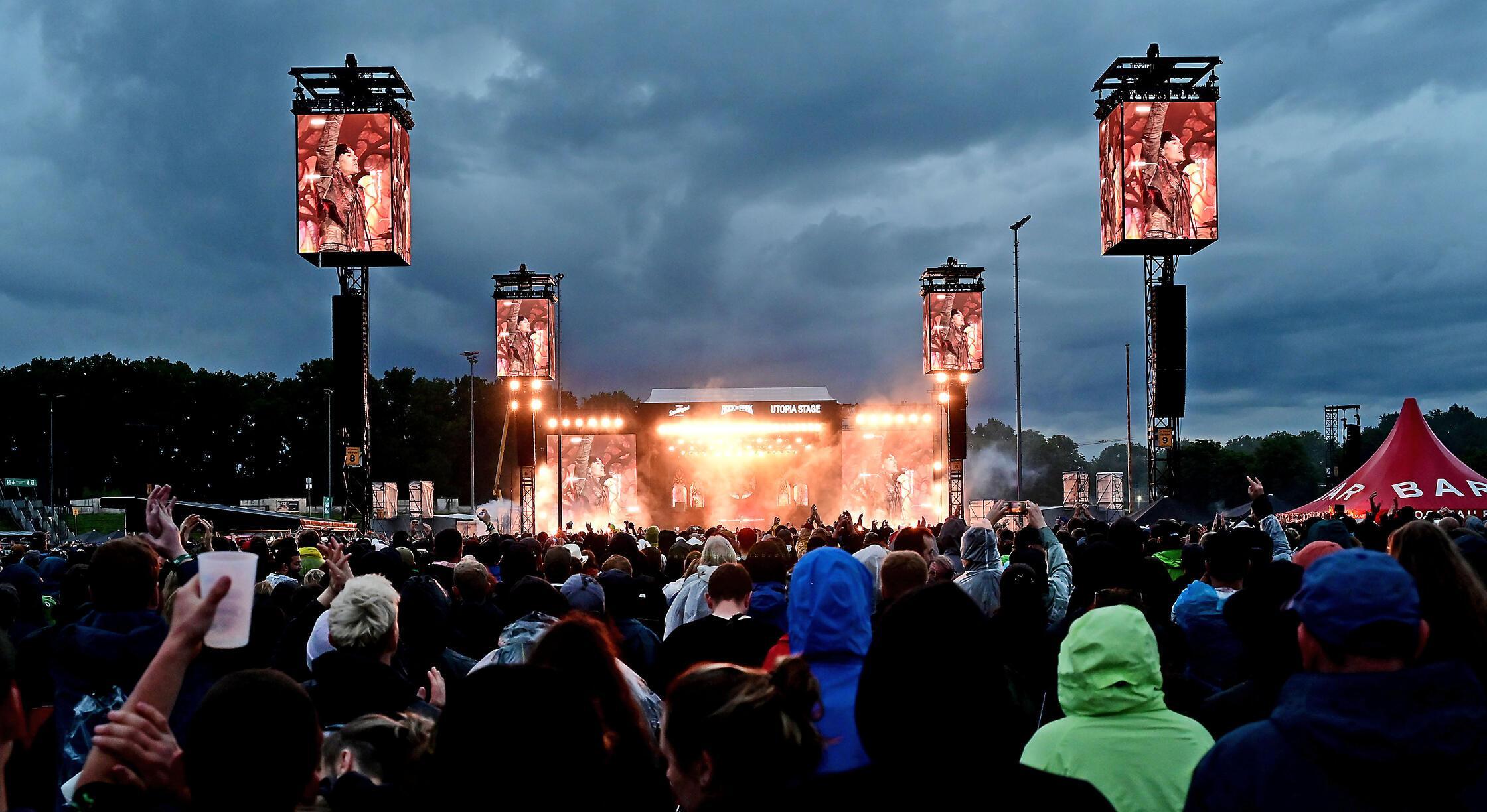 Doch die Utopia Stage leuchtet beim Auftritt von Bring me the Horizon extrahell in die düstere Wetterstimmung.