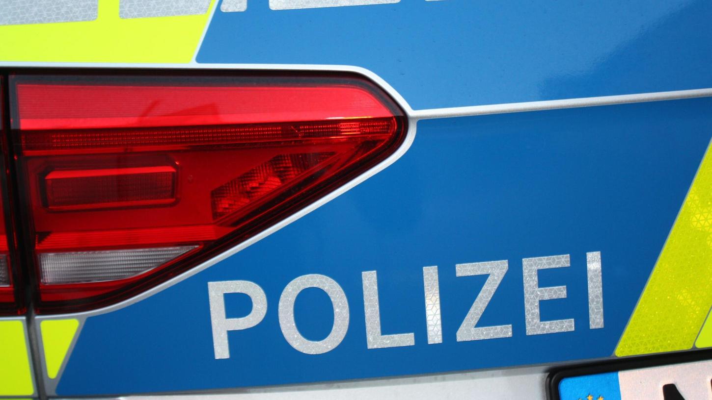 Die Polizei Gunzenhausen wurde nachts zu einem lautstarken Streit zwischen einem Ehepaar gerufen. Bei ihrem Eintreffen eskalierte die Situation weiter. Die Polizei Gunzenhausen wurde nachts zu einem lautstarken Streit zwischen einem Ehepaar gerufen. Bei ihrem Eintreffen eskalierte die Situation weiter.