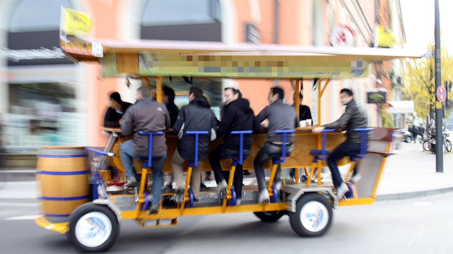 Ein Beer Bike mit Bier trinkenden Fahrgästen in der Innenstadt von München. (Symbolbild) Ein Beer Bike mit Bier trinkenden Fahrgästen in der Innenstadt von München. (Symbolbild)