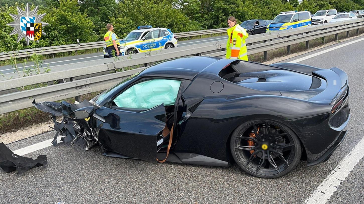 Nur noch Schrottwert hat dieser Ferrari nach einem Aquaplaning-Unfall auf der A9 bei Hilpoltstein am Sonntag, 8. Juni 2025. Nur noch Schrottwert hat dieser Ferrari nach einem Aquaplaning-Unfall auf der A9 bei Hilpoltstein am Sonntag, 8. Juni 2025.