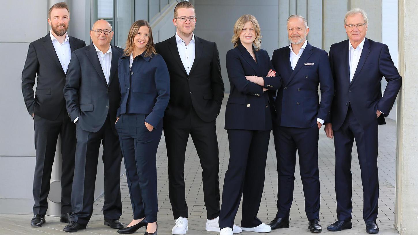 Zwei Generationen im Schulterschluss (v.l.n.r): Till Heinrich (Geschäftsführer Feser, Graf & Co. Automobil Holding GmbH), Wilhelm Graf (ehemaliger geschäftsführender Gesellschafter, Feser, Graf & Co. Automobil Holding GmbH), Vanessa Graf (Geschäftsführerin, Autozentrum Fürth Graf GmbH sowie der Autohaus Wilhelm Graf GmbH ), Maximilian Feser (Geschäftsführer Feser-Drive GmbH (Hyundai) und der Feser-Graf Metropol GmbH (Kia)), Kathrin Feser (Leitung Digitales Marketing & Geschäftsführerin der FahrzeugPool24 GmbH), Markus Kugler (Geschäftsführer Feser, Graf & Co. Automobil Holding GmbH) und Uwe Feser (ehemaliger geschäftsführender Gesellschafter, Feser, Graf & Co. Automobil Holding GmbH). Zwei Generationen im Schulterschluss (v.l.n.r): Till Heinrich (Geschäftsführer Feser, Graf & Co. Automobil Holding GmbH), Wilhelm Graf (ehemaliger geschäftsführender Gesellschafter, Feser, Graf & Co. Automobil Holding GmbH), Vanessa Graf (Geschäftsführerin, Autozentrum Fürth Graf GmbH sowie der Autohaus Wilhelm Graf GmbH ), Maximilian Feser (Geschäftsführer Feser-Drive GmbH (Hyundai) und der Feser-Graf Metropol GmbH (Kia)), Kathrin Feser (Leitung Digitales Marketing & Geschäftsführerin der FahrzeugPool24 GmbH), Markus Kugler (Geschäftsführer Feser, Graf & Co. Automobil Holding GmbH) und Uwe Feser (ehemaliger geschäftsführender Gesellschafter, Feser, Graf & Co. Automobil Holding GmbH).