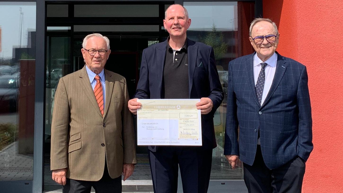 Vorstand Alexander Hofmann (M.) nahm die Spende für den Christlichen Verein Junger Menschen in Erlangen entgegen. Stiftungsvorstand Wilhelm Polster (l.) und Stiftungsrat Klaus Teichmann (r.) überreichten die Zuwendung am Hauptsitz von Norma in Fürth. Vorstand Alexander Hofmann (M.) nahm die Spende für den Christlichen Verein Junger Menschen in Erlangen entgegen. Stiftungsvorstand Wilhelm Polster (l.) und Stiftungsrat Klaus Teichmann (r.) überreichten die Zuwendung am Hauptsitz von Norma in Fürth.