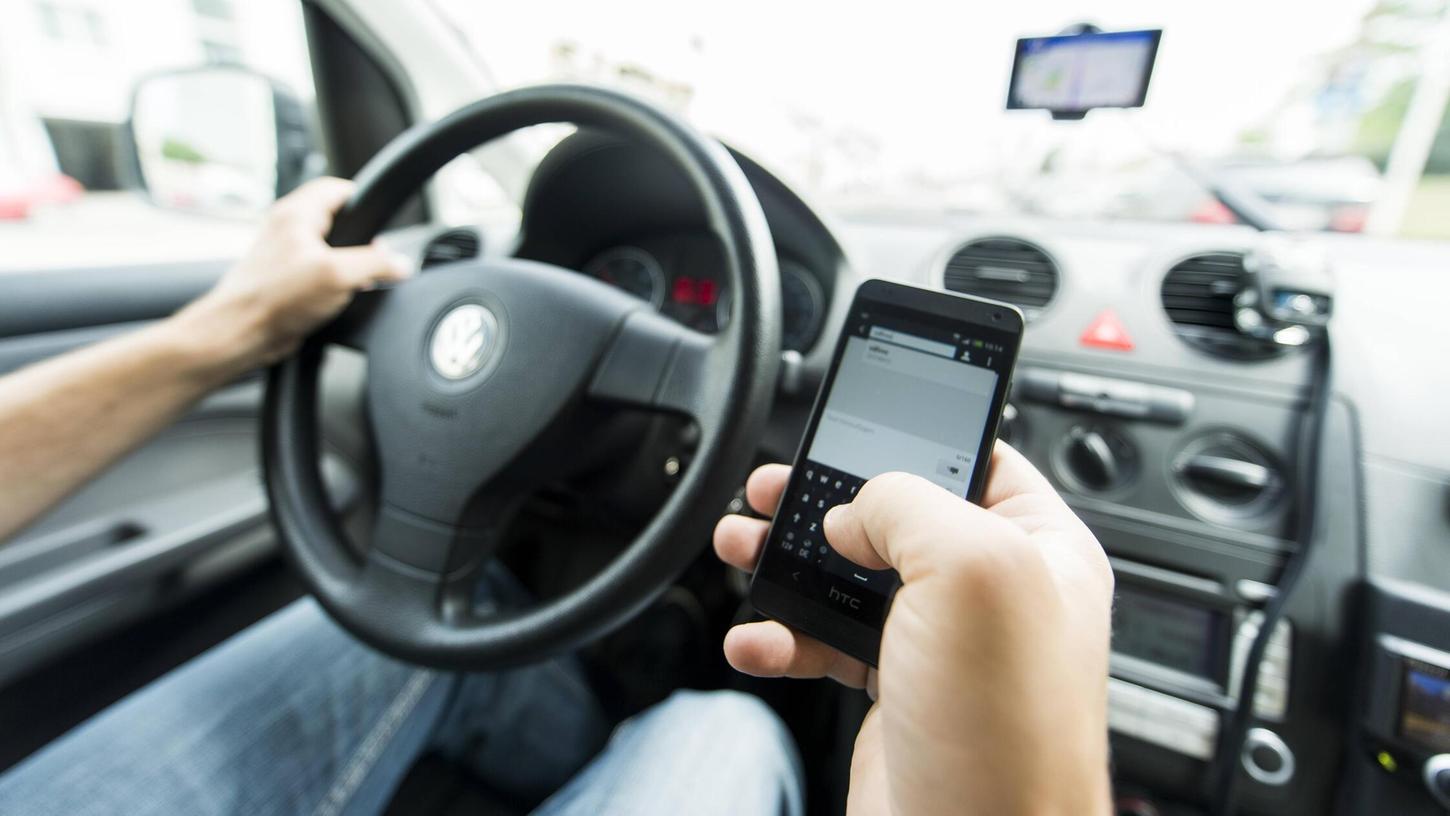 Nicht nur, dass ein dreister Autofahrer auf der A9 den Wagen einer Familie ausbremste, der betrunkene Fahrer filmte die Szene auch noch mit dem Handy. Nicht nur, dass ein dreister Autofahrer auf der A9 den Wagen einer Familie ausbremste, der betrunkene Fahrer filmte die Szene auch noch mit dem Handy.
