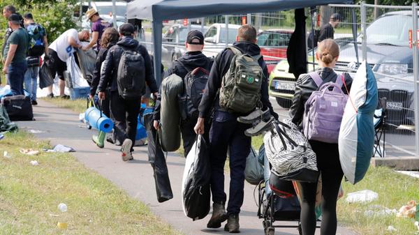 Der Tag nach Rock im Park: Rockfans reisen ab und hinterlassen die Campingplätze weitgehend sauber. hier zwischen Silbersee und Münchner Straße