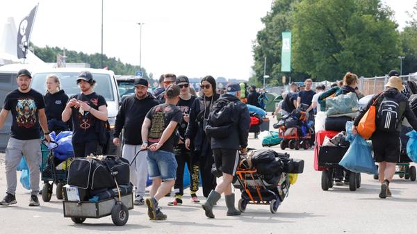 Hier an der Großen Straße zum Beispiel beginnt die Abreise.