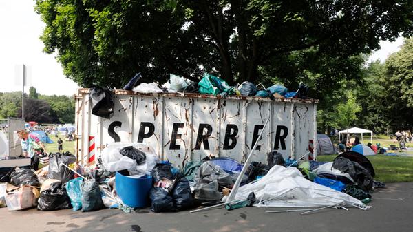 Übervolle Container zieren den Luitpoldhain am Montag.