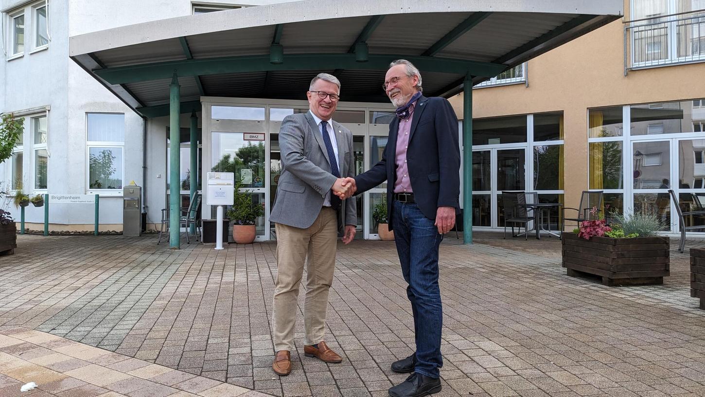 Bestes Einvernehmen zwischen dem Pegnitzer Diakonie-Vorsitzenden Manfred Roß (rechts) und seinem Bayreuther Gegenüber und Vertragspartner Dr. Franz Sedlak. Bestes Einvernehmen zwischen dem Pegnitzer Diakonie-Vorsitzenden Manfred Roß (rechts) und seinem Bayreuther Gegenüber und Vertragspartner Dr. Franz Sedlak.