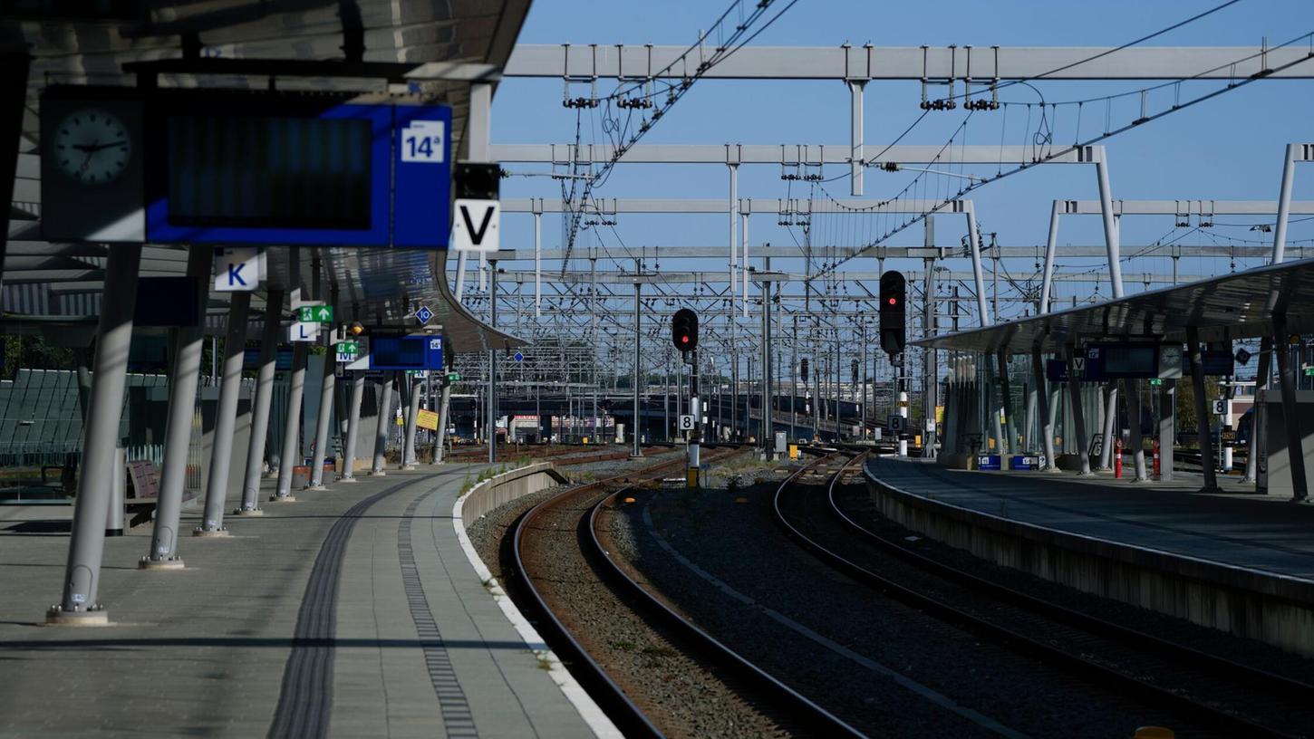 Wegen eines Bahnstreiks in den Niederlanden fallen am Dienstag auch die meisten Züge von Deutschland nach Amsterdam aus (Archivbild). Wegen eines Bahnstreiks in den Niederlanden fallen am Dienstag auch die meisten Züge von Deutschland nach Amsterdam aus (Archivbild).