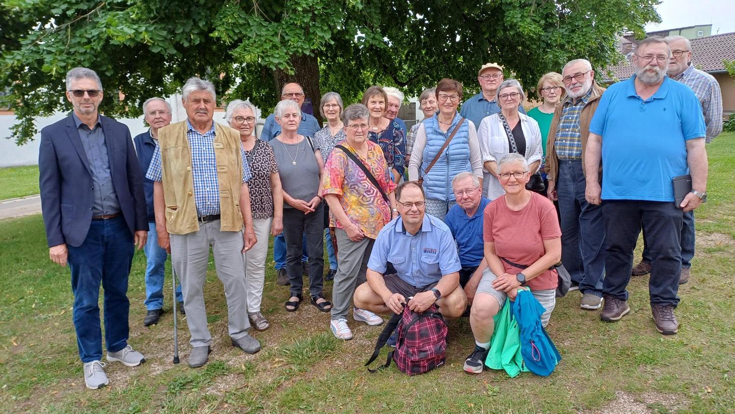 Links der stellvertretende Bürgermeister Ludwig Schuderer, daneben Erich Waldmüller, der den Besuch der Stoma Selbsthilfegruppe in Sulzbürg organsiert hat, rechts Museumsleiter Ludwig Schiller, der die Führung durch die Kirchen und das Museum in Sulzbürg zeigte und vorne knieend der Vorsitzende der LCO-Stoma Selbsthilfegruppe Neumarkt, Martin Ochsenkühn. Links der stellvertretende Bürgermeister Ludwig Schuderer, daneben Erich Waldmüller, der den Besuch der Stoma Selbsthilfegruppe in Sulzbürg organsiert hat, rechts Museumsleiter Ludwig Schiller, der die Führung durch die Kirchen und das Museum in Sulzbürg zeigte und vorne knieend der Vorsitzende der LCO-Stoma Selbsthilfegruppe Neumarkt, Martin Ochsenkühn.