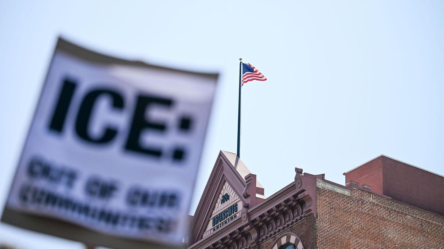 Während die US-Regierung weitere Soldaten mobilisiert, wird in Los Angeles weiter demonstriert. Während die US-Regierung weitere Soldaten mobilisiert, wird in Los Angeles weiter demonstriert.