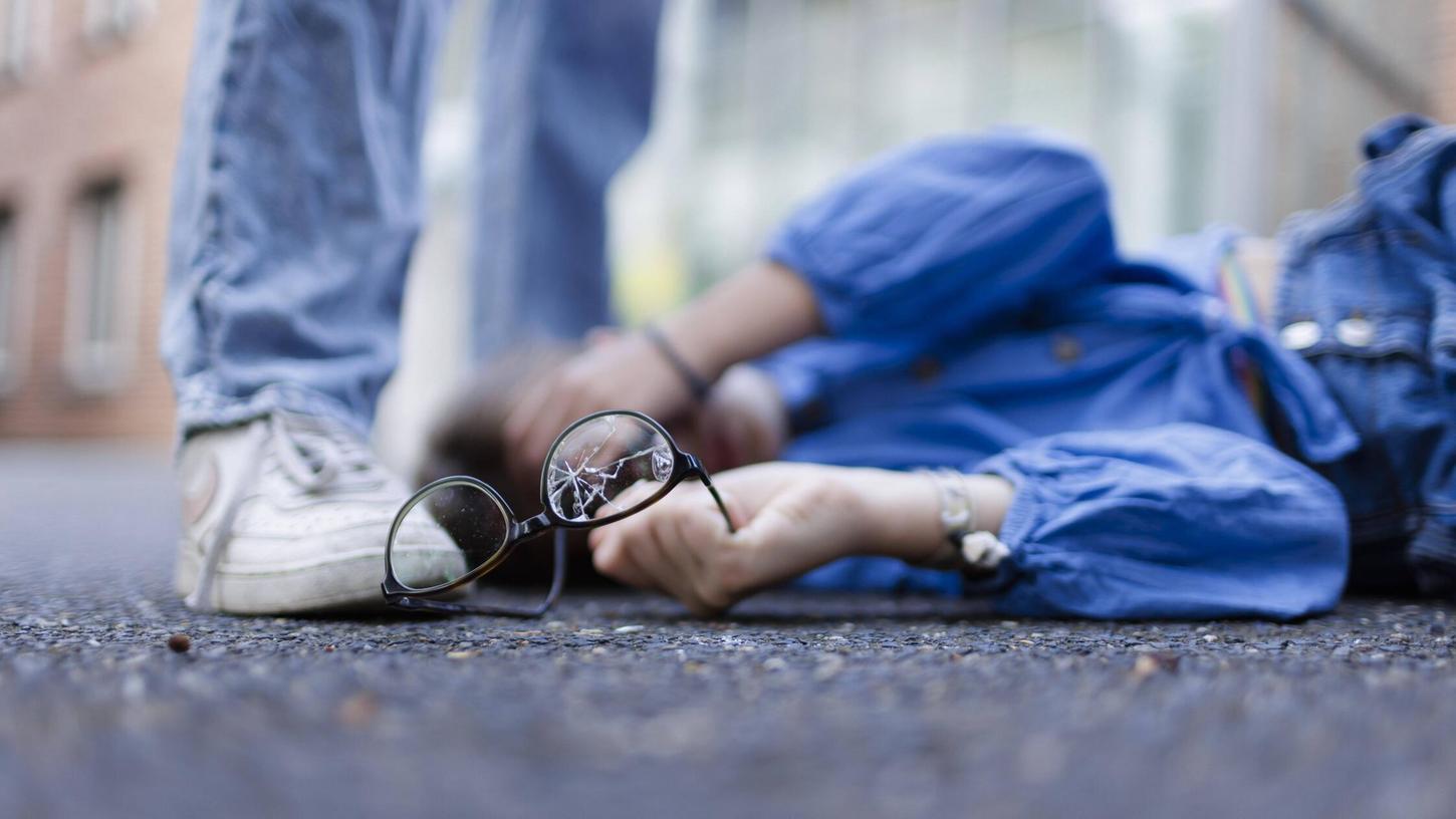Selbst als ihre Opfer wehrlos am Boden lagen, setzten die Angreifer ihre gemeinsamen Attacken fort (Symbolbild). Jetzt nahm die Kriminalpolizei Ansbach drei Tatverdächtige fest. Selbst als ihre Opfer wehrlos am Boden lagen, setzten die Angreifer ihre gemeinsamen Attacken fort (Symbolbild). Jetzt nahm die Kriminalpolizei Ansbach drei Tatverdächtige fest.