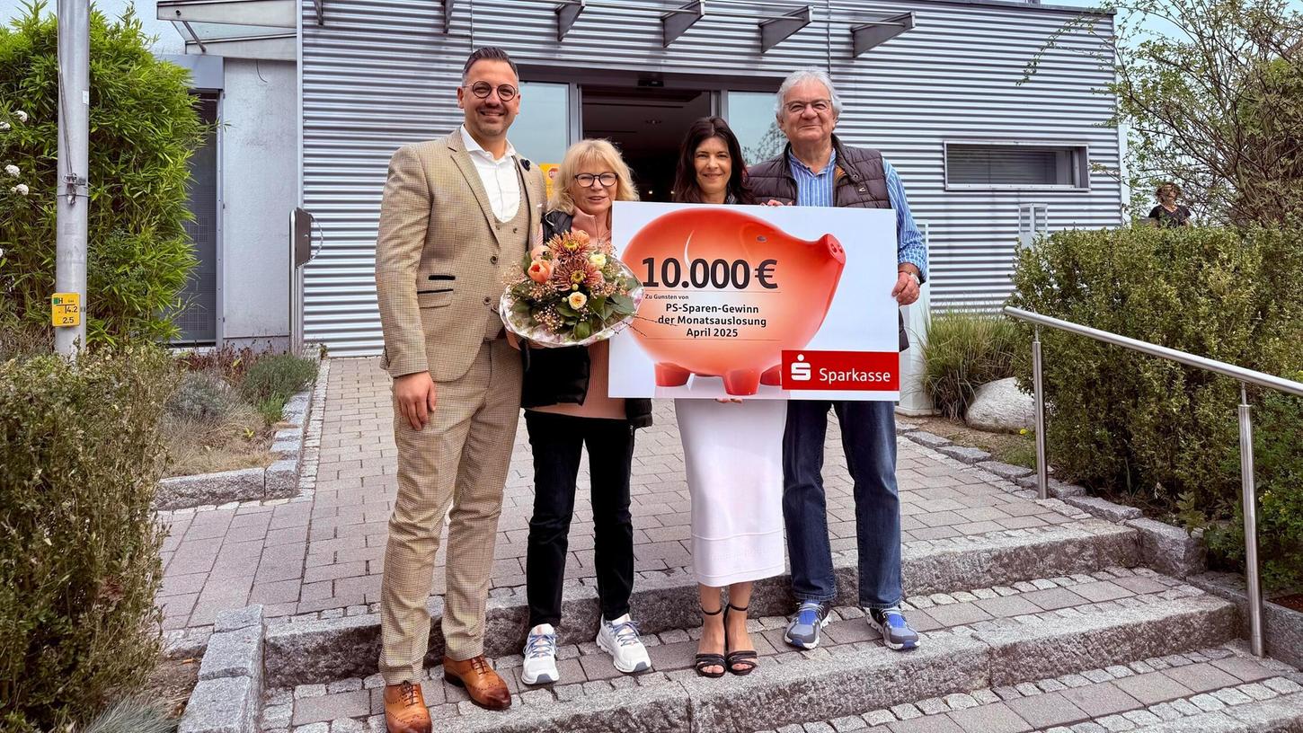 Freuen sich über den Gewinn, v.l.n.r.: Tino Keßler (Geschäftsstellenleiter Sparkasse Eschenau), Christa Bernhardt-Ettle, Doreen Genske (Sparkasse Eschenau), Gerhard Ettle. Freuen sich über den Gewinn, v.l.n.r.: Tino Keßler (Geschäftsstellenleiter Sparkasse Eschenau), Christa Bernhardt-Ettle, Doreen Genske (Sparkasse Eschenau), Gerhard Ettle.