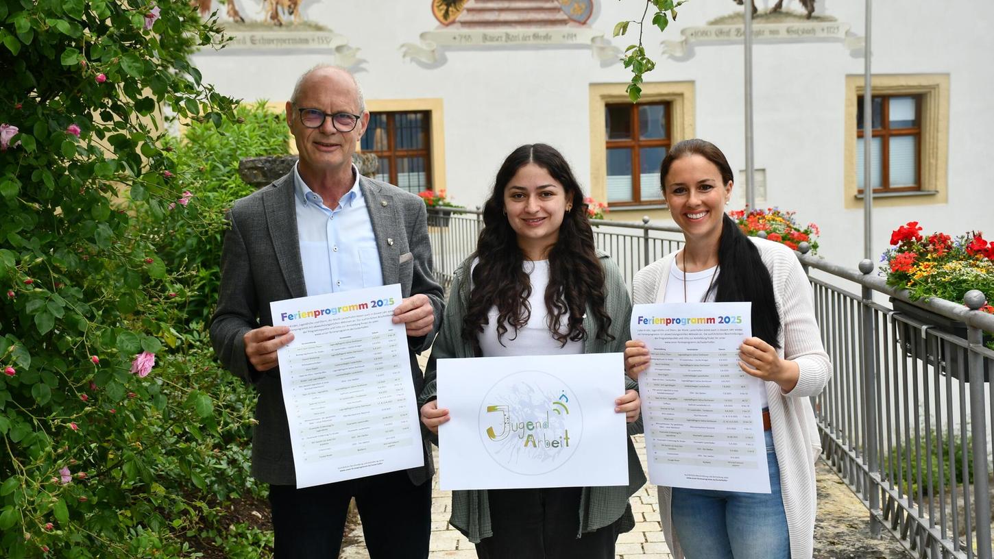 Bürgermeister Ludwig Lang, Jugendpflegerin Selina Donhauser und die Jugendbeauftragte der Gemeindeverwaltung, Melanie Ried, freuen sich über das abwechslungsreiche Angebot für die Sommerferien. Bürgermeister Ludwig Lang, Jugendpflegerin Selina Donhauser und die Jugendbeauftragte der Gemeindeverwaltung, Melanie Ried, freuen sich über das abwechslungsreiche Angebot für die Sommerferien.