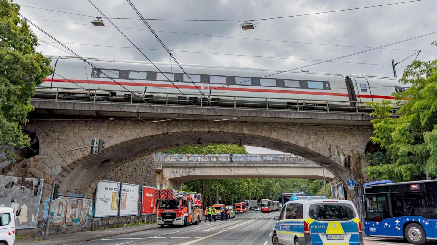 Viel Geduld mussten Fahrgäste eines liegengebliebenen ICEs haben, der am Montag in Köln strandete: Die letzten Fahrgäste konnten den Zug erst nach fünf Stunden und 20 Minuten verlassen. Viel Geduld mussten Fahrgäste eines liegengebliebenen ICEs haben, der am Montag in Köln strandete: Die letzten Fahrgäste konnten den Zug erst nach fünf Stunden und 20 Minuten verlassen.