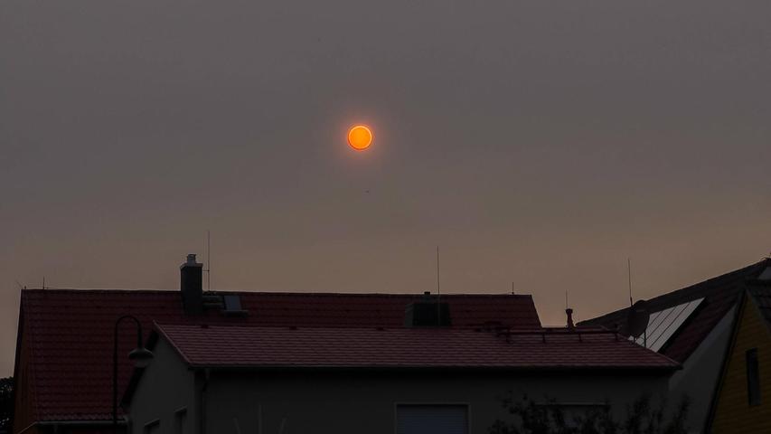 Roter Mond und Sonne am Himmel über Sachsen: Auswirkungen von kanadischen Waldbränden zu sehen. Ähnliche Szenen gab es auch hier in Franken zu bestaunen. Roter Mond und Sonne am Himmel über Sachsen: Auswirkungen von kanadischen Waldbränden zu sehen. Ähnliche Szenen gab es auch hier in Franken zu bestaunen.