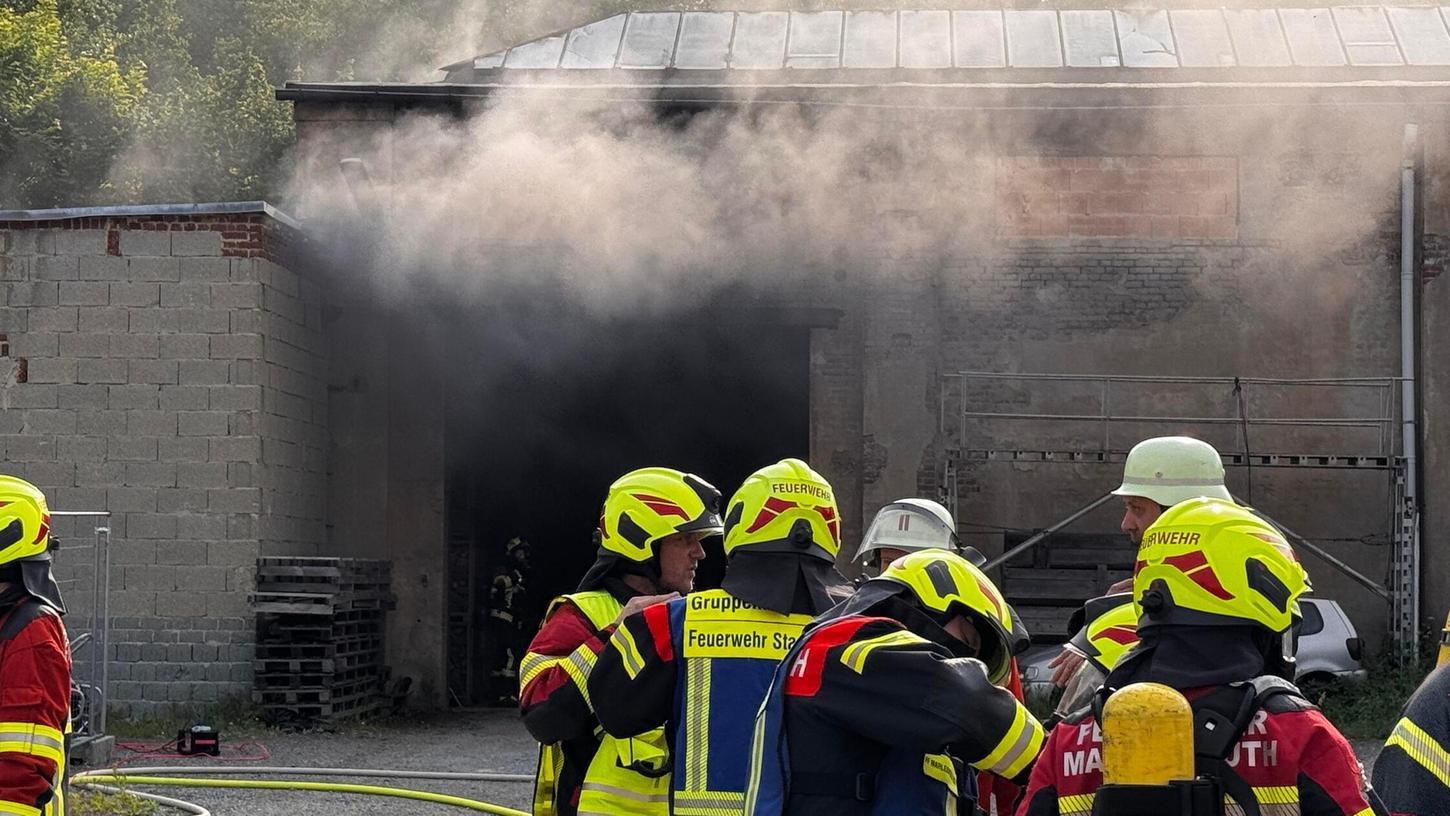 Die Feuerwehr war mit einem Großaufgebot im Einsatz. Die Feuerwehr war mit einem Großaufgebot im Einsatz.