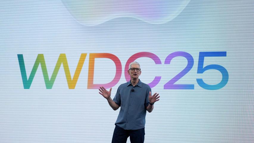 Apple-Chef Tim Cook begrüßte die Teilnehmer der WWDC mit einer kurzen Ansprache. Die Neuigkeiten stellte der Konzern wieder mit einem Video vor. Apple-Chef Tim Cook begrüßte die Teilnehmer der WWDC mit einer kurzen Ansprache. Die Neuigkeiten stellte der Konzern wieder mit einem Video vor.