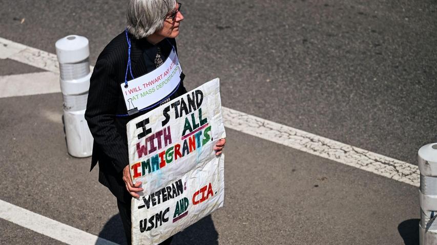 Die Proteste in Los Angeles richten sich gegen die Migrationspolitik Trumps. Die Proteste in Los Angeles richten sich gegen die Migrationspolitik Trumps.