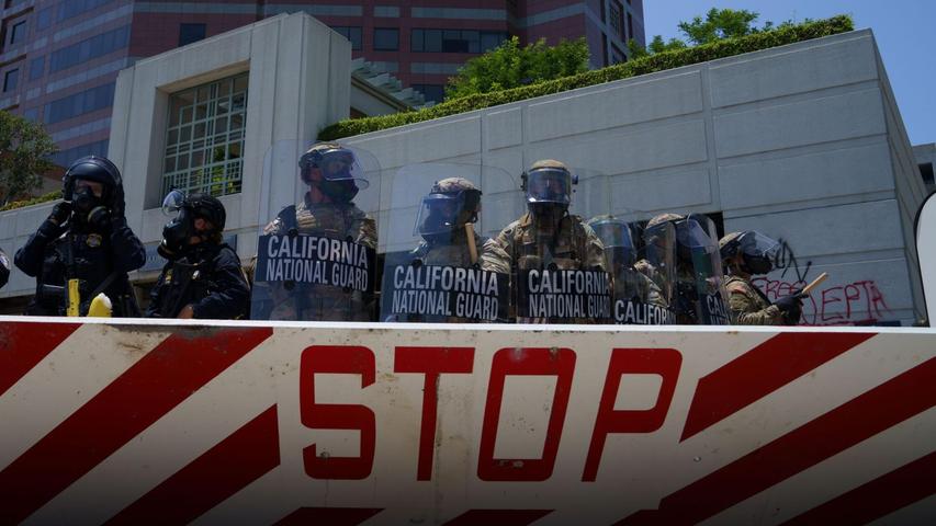 Zahlreiche Soldaten der kalifornischen Nationalgarde sind schon im Einsatz bei den Protesten in Los Angeles - weitere sollen folgen. Zahlreiche Soldaten der kalifornischen Nationalgarde sind schon im Einsatz bei den Protesten in Los Angeles - weitere sollen folgen.