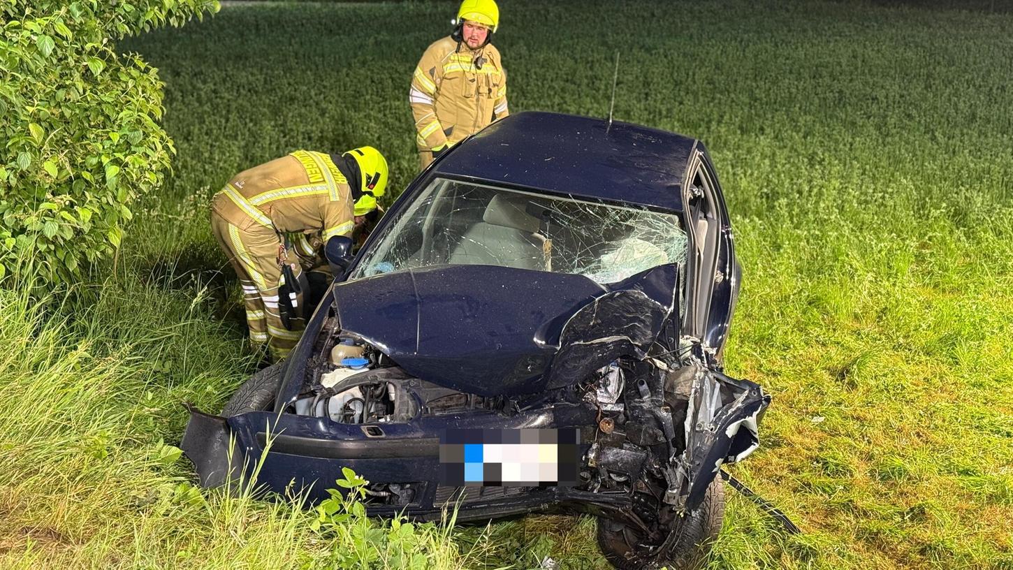 Eine 19-Jährige wurde nach der Kollision mit einem Baum bei Höttingen im Landkreis Weißenburg-Gunzenhausen schwer verletzt. Eine 19-Jährige wurde nach der Kollision mit einem Baum bei Höttingen im Landkreis Weißenburg-Gunzenhausen schwer verletzt.
