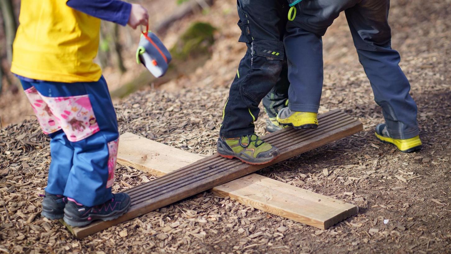 Im gemeinsamen Spiel mit anderen lernen Kinder, Regeln einzuhalten, Kompromisse auszuhandeln und Konflikte zu lösen. Im gemeinsamen Spiel mit anderen lernen Kinder, Regeln einzuhalten, Kompromisse auszuhandeln und Konflikte zu lösen.