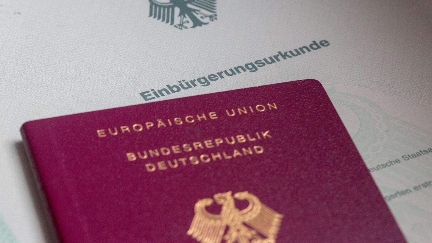 Im Jahr 2024 haben 291.955 Ausländerinnen und Ausländer die deutsche Staatsbürgerschaft erworben. (Symbolbild) Im Jahr 2024 haben 291.955 Ausländerinnen und Ausländer die deutsche Staatsbürgerschaft erworben. (Symbolbild)