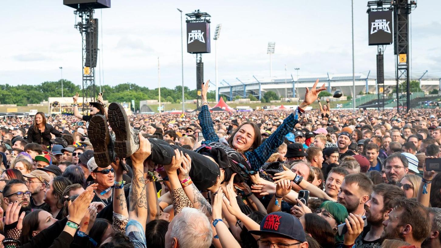 Eine Zuschauerin wird beim Open-Air-Festival «Rock im Park» während eines Konzerts beim Crowd-Surfing auf Händen getragen. (zu dpa: «Rock im Park endet mit Überraschungen und gut gelaunten Fans») Eine Zuschauerin wird beim Open-Air-Festival «Rock im Park» während eines Konzerts beim Crowd-Surfing auf Händen getragen. (zu dpa: «Rock im Park endet mit Überraschungen und gut gelaunten Fans»)