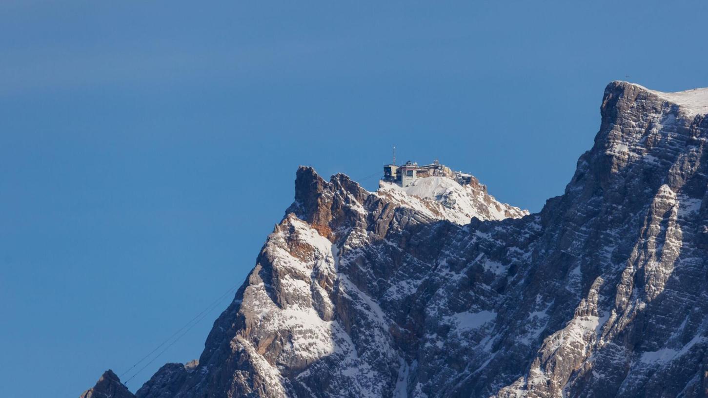 Blick aus Österreich auf die Zugspitze. Zwei deutsche Bergsteiger mussten hier von Helfern gerettet werden. (Symbolbild) Blick aus Österreich auf die Zugspitze. Zwei deutsche Bergsteiger mussten hier von Helfern gerettet werden. (Symbolbild)