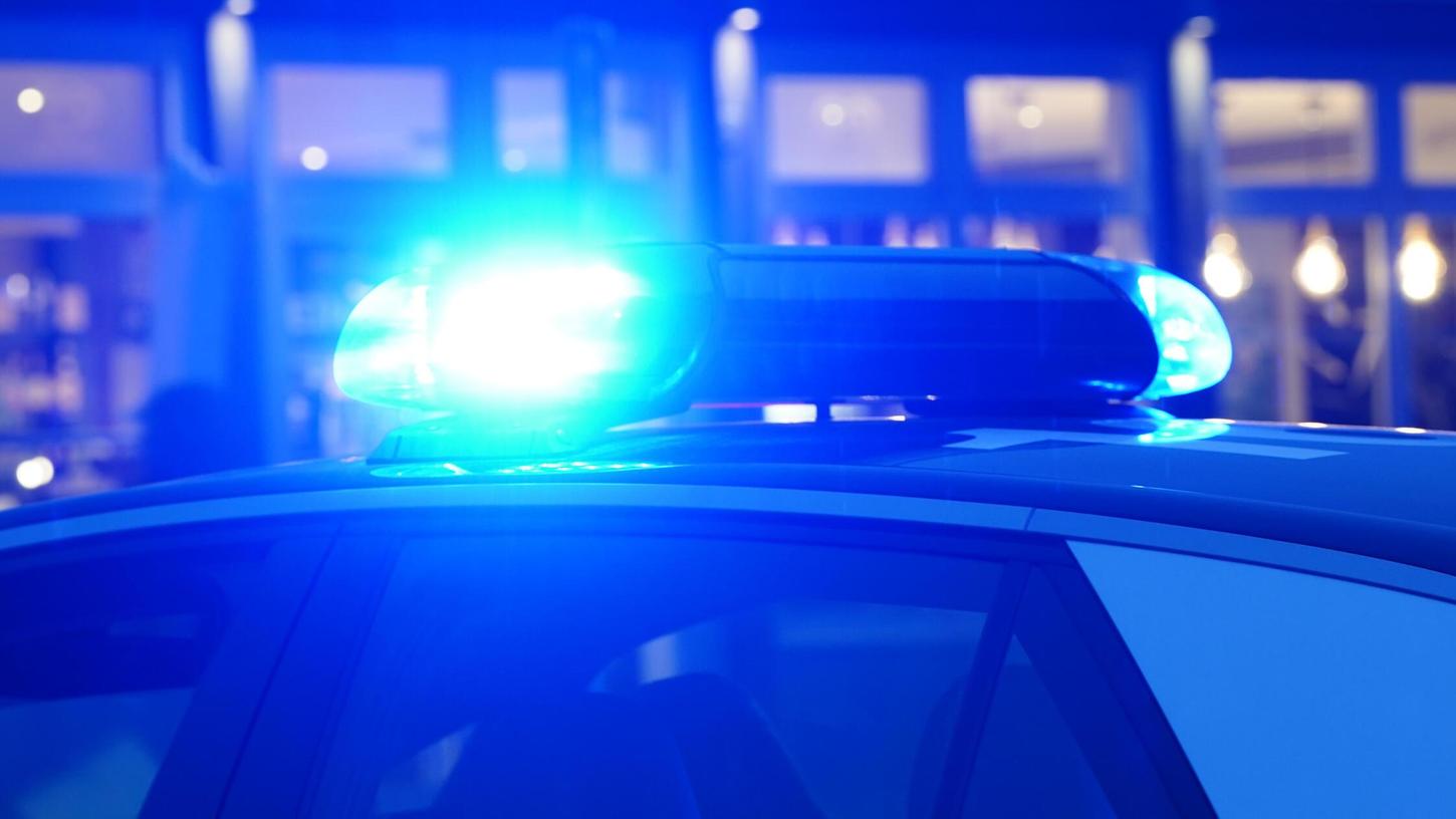 Die Polizei sucht Zeugen für den Diebstahl in Rednitzhembach (Symbolbild). Die Polizei sucht Zeugen für den Diebstahl in Rednitzhembach (Symbolbild).