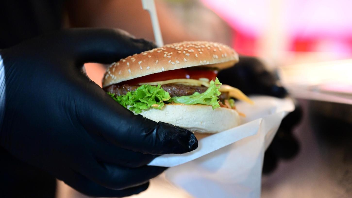 Wegen der Belegung eines Burgers entfachte ein polizeirelevanter Streit in einem Schnellrestaurant. Wegen der Belegung eines Burgers entfachte ein polizeirelevanter Streit in einem Schnellrestaurant.