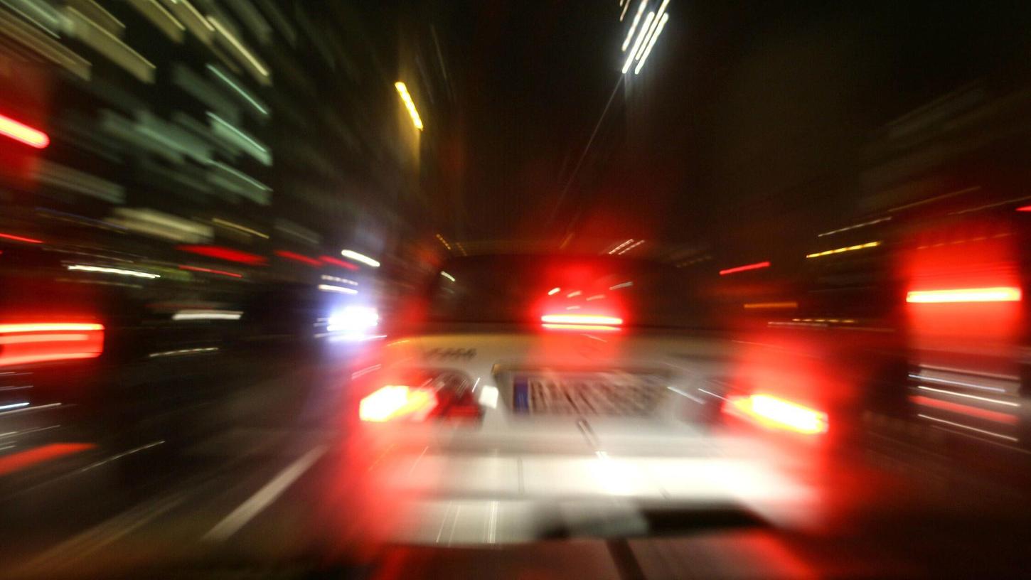 Ein Autofahrer wurde in Oberfranken von einem anderen, bislang unbekannten Verkehrsteilnehmer, von der Fahrbahn abgedrängt. (Symbolbild) Ein Autofahrer wurde in Oberfranken von einem anderen, bislang unbekannten Verkehrsteilnehmer, von der Fahrbahn abgedrängt. (Symbolbild)