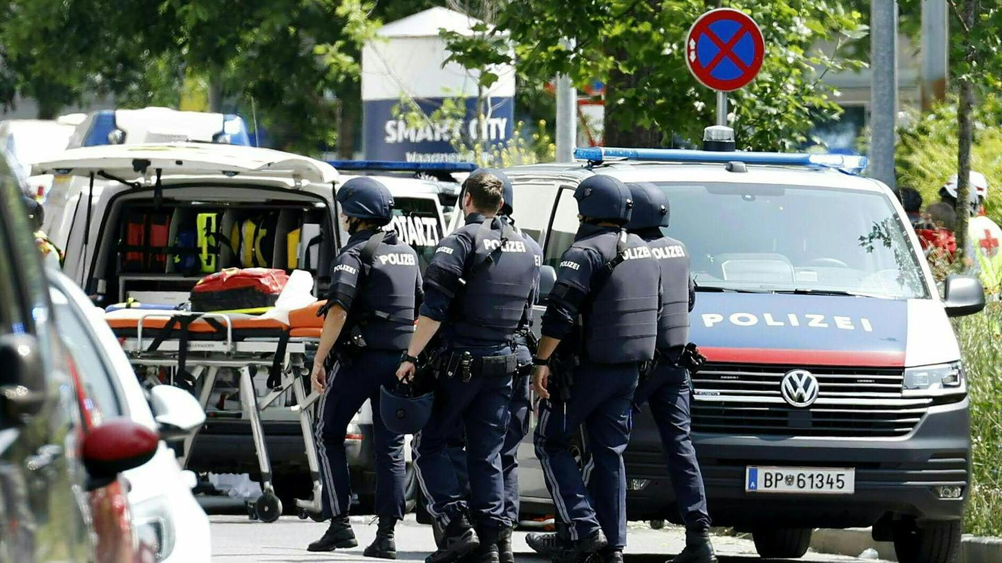 Einsatzkräfte der Polizei stehen in der Nähe des Tatorts an einer Grazer Schule. Einsatzkräfte der Polizei stehen in der Nähe des Tatorts an einer Grazer Schule.