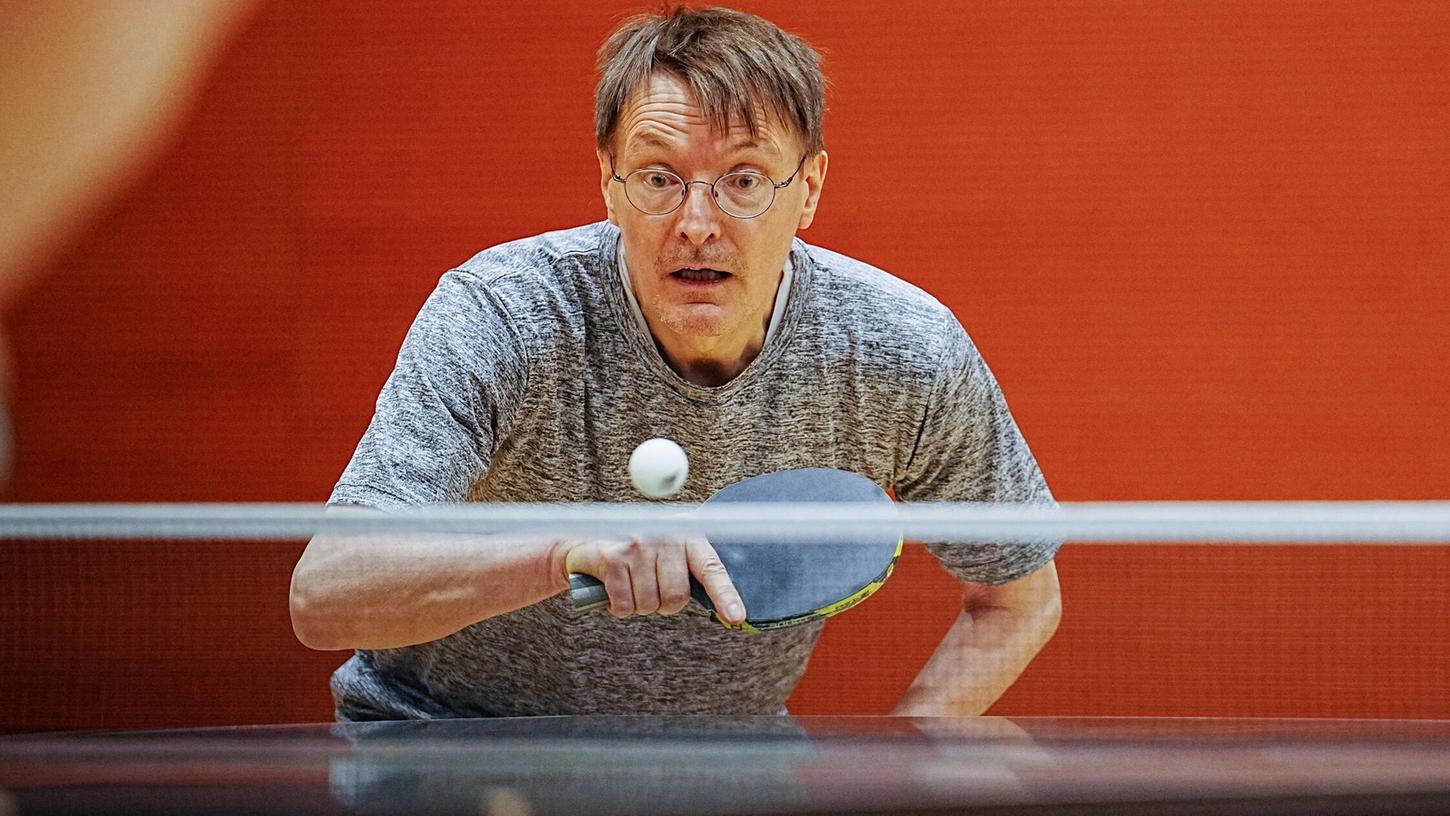 Karl Lauterbach (SPD), damals Bundesminister für Gesundheit, spielt bei einem Benefizturnier für Parkinson-Erkrankte in der Sporthalle des Bundestags Tischtennis. Zu seinem 60. Geburtstag bekam Lauterbach 2023 ein sportliches Präsent, eine Tischtennisplatte. Karl Lauterbach (SPD), damals Bundesminister für Gesundheit, spielt bei einem Benefizturnier für Parkinson-Erkrankte in der Sporthalle des Bundestags Tischtennis. Zu seinem 60. Geburtstag bekam Lauterbach 2023 ein sportliches Präsent, eine Tischtennisplatte.