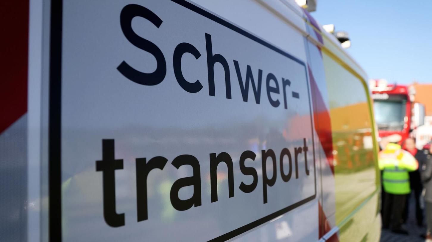 Schwerlasttransporte sollen in Bayern künftig nicht mehr so oft von der Polizei begleitet werden müssen. (Symbolbild) Schwerlasttransporte sollen in Bayern künftig nicht mehr so oft von der Polizei begleitet werden müssen. (Symbolbild)