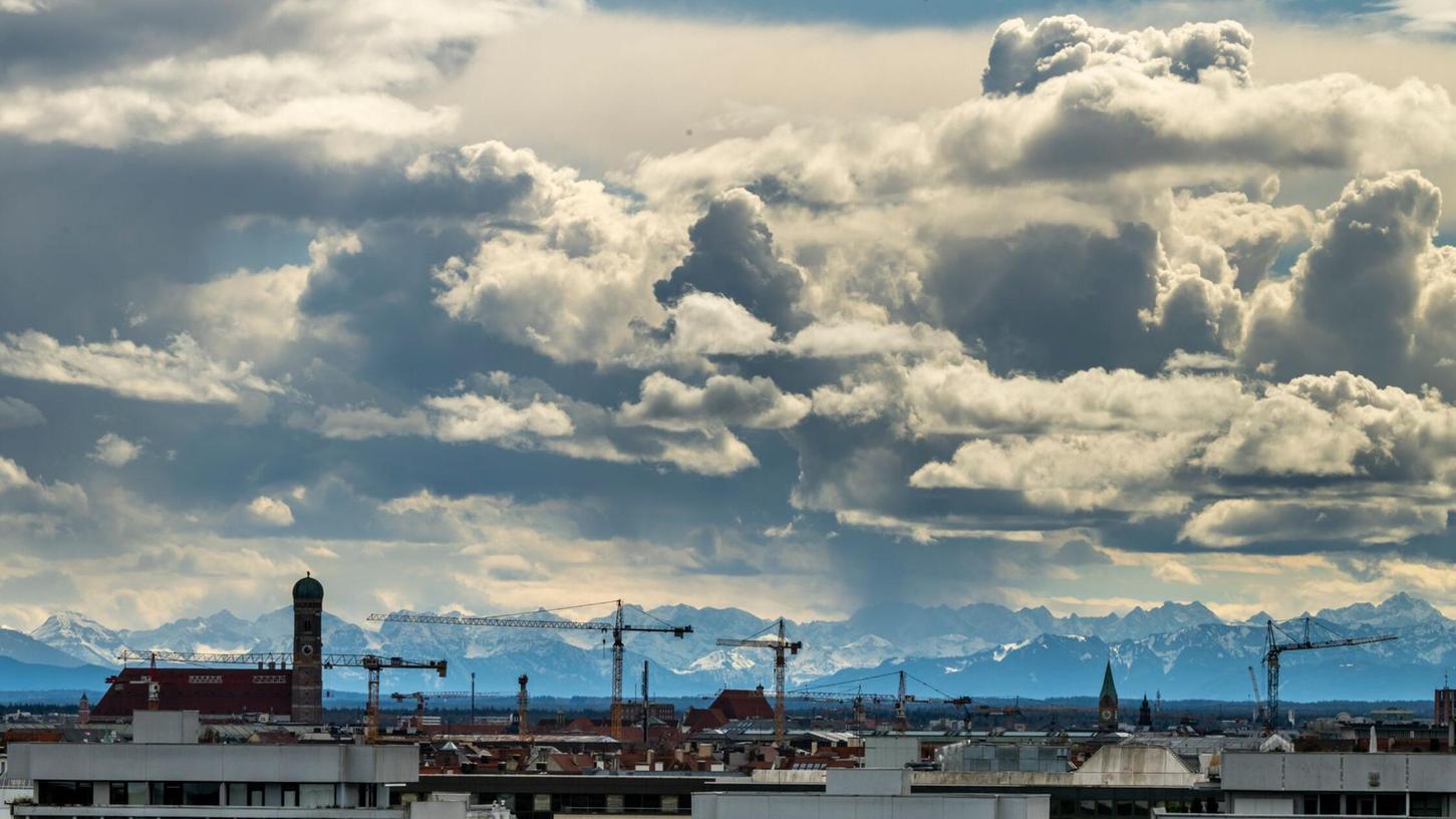 Einem Städteranking zufolge sind München und sein Umland der wirtschaftsstärkste Ballungsraum Deutschlands. Doch der Vorsprung vor Berlin ist nicht mehr groß. (Symbolbild) Einem Städteranking zufolge sind München und sein Umland der wirtschaftsstärkste Ballungsraum Deutschlands. Doch der Vorsprung vor Berlin ist nicht mehr groß. (Symbolbild)