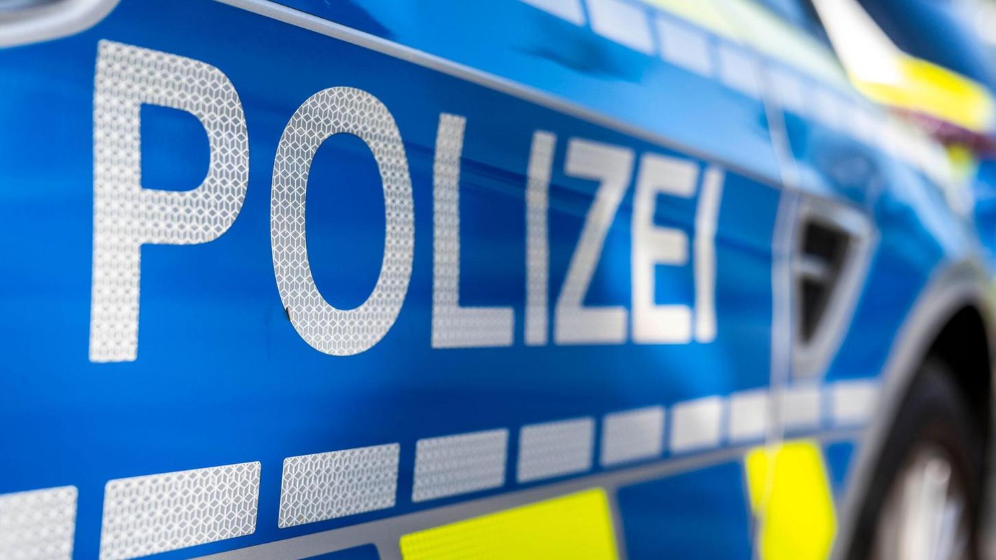 Die Polizei in Ebermannstadt sucht Zeugen für einen versuchten Traktor-Diebstahl in Leutzdorf. Die Polizei in Ebermannstadt sucht Zeugen für einen versuchten Traktor-Diebstahl in Leutzdorf.