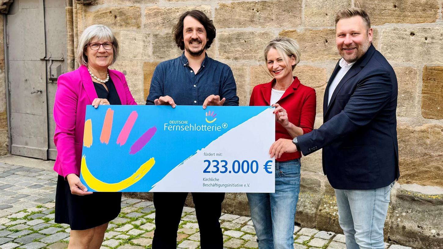 Stattlicher Zuschuss (v.l.n.r.): Birgit Bayer-Tersch, Aufsichtsratsvorsitzende der KBI, Jan Franosch, Projektleiter, Eva Bauer, hauptamtliche Vorständin und Stephan Masch, Repräsentant der Deutschen Fernsehlotterie bei der symbolischen Übergabe der Fördermittel in Fürth. Stattlicher Zuschuss (v.l.n.r.): Birgit Bayer-Tersch, Aufsichtsratsvorsitzende der KBI, Jan Franosch, Projektleiter, Eva Bauer, hauptamtliche Vorständin und Stephan Masch, Repräsentant der Deutschen Fernsehlotterie bei der symbolischen Übergabe der Fördermittel in Fürth.