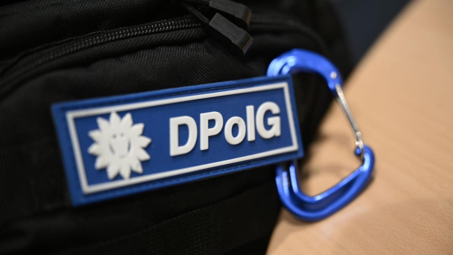 Der bayerische Landesverband der Deutschen Polizeigewerkschaft hat sich für flächendeckenden Einsatz von Tasern bei Polizeistreifen ausgesprochen (Archivbild). Der bayerische Landesverband der Deutschen Polizeigewerkschaft hat sich für flächendeckenden Einsatz von Tasern bei Polizeistreifen ausgesprochen (Archivbild).