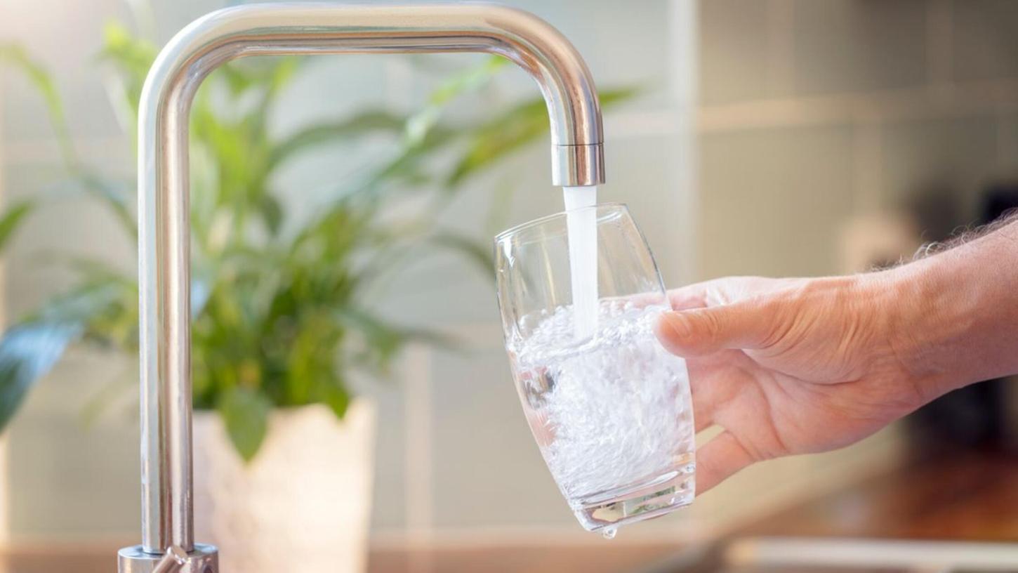 Leitungswasser sollte zuerst kühl aus der Leitung fließen, bevor es zum Trinken oder Kochen verwendet wird. Leitungswasser sollte zuerst kühl aus der Leitung fließen, bevor es zum Trinken oder Kochen verwendet wird.