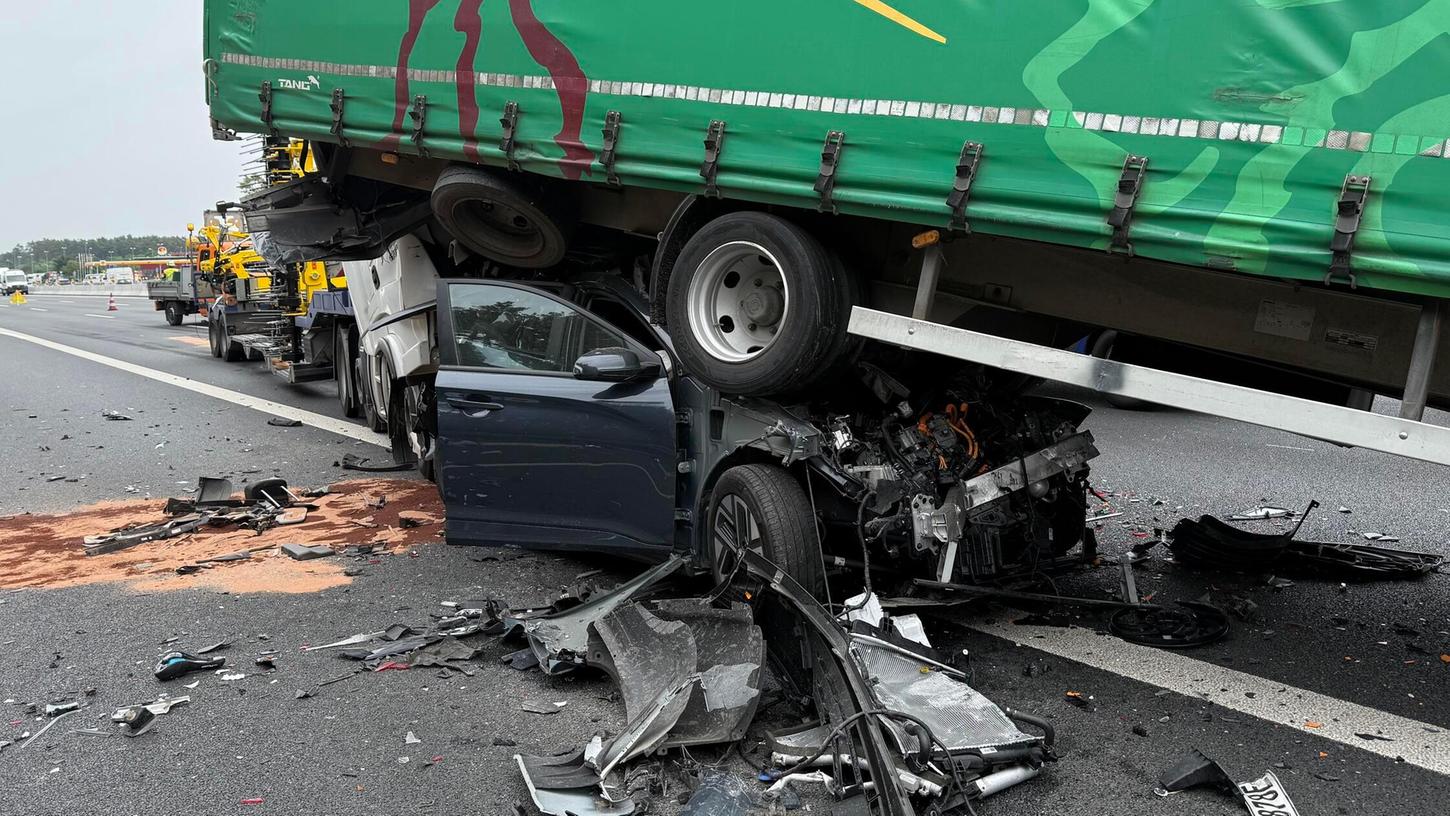 Auf der A6 in Höhe Waikersreuth (Landkreis Roth), kam es am Dienstagmittag zu einem schweren Verkehrsunfall, bei dem fünf Auf der A6 in Höhe Waikersreuth (Landkreis Roth), kam es am Dienstagmittag zu einem schweren Verkehrsunfall, bei dem fünf