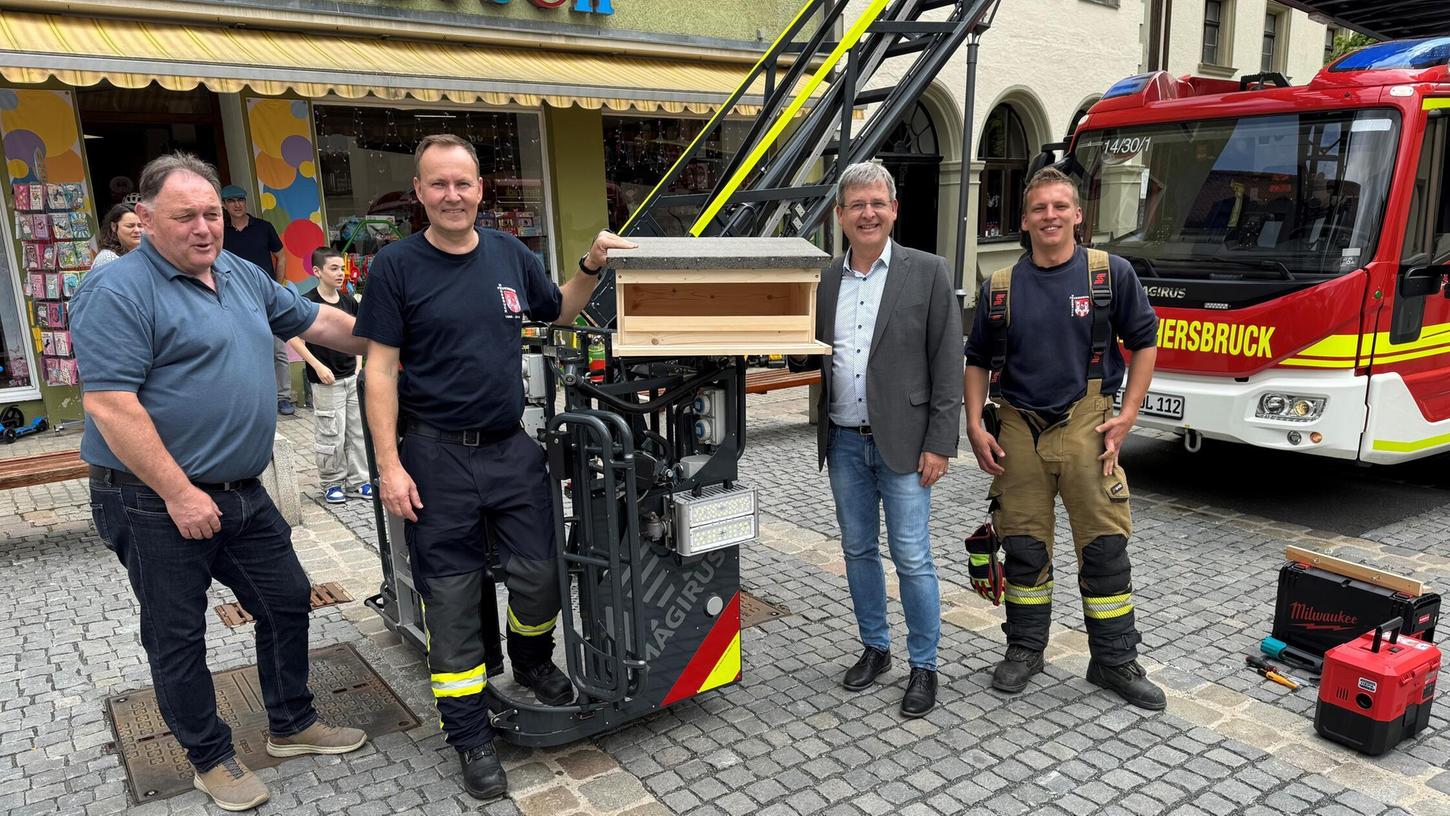 Thomas Prechtel vom Bauamt, Feuerwehrkommandant Armin Steinbauer, Bürgermeister Robert Ilg und Gerätewart Jochen Weinmann (v. links) mit dem Nistkasten für Turmfalken. Thomas Prechtel vom Bauamt, Feuerwehrkommandant Armin Steinbauer, Bürgermeister Robert Ilg und Gerätewart Jochen Weinmann (v. links) mit dem Nistkasten für Turmfalken.