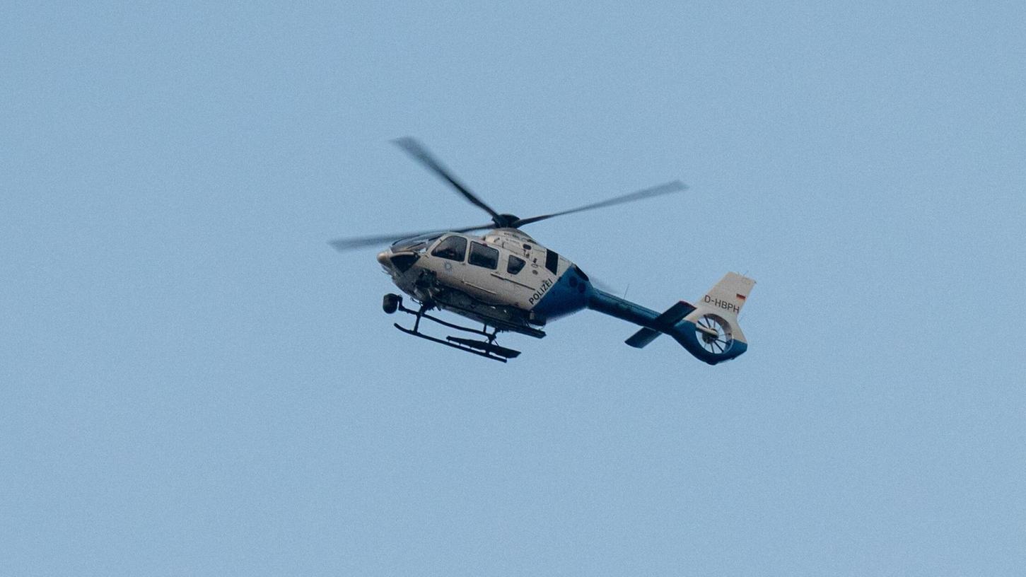 Bei der Suche nach den Tätern flog auch ein Polizeihubschrauber über die Region. (Symbolbild) Bei der Suche nach den Tätern flog auch ein Polizeihubschrauber über die Region. (Symbolbild)
