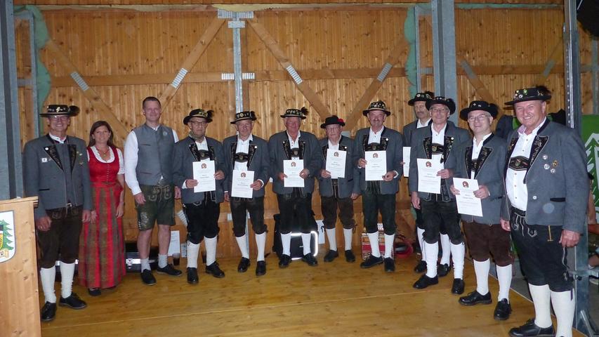 Böller-Abteilung der Berngauer Tannenwald-Schützen ließ es zum Jubiläum krachen Böller-Abteilung der Berngauer Tannenwald-Schützen ließ es zum Jubiläum krachen