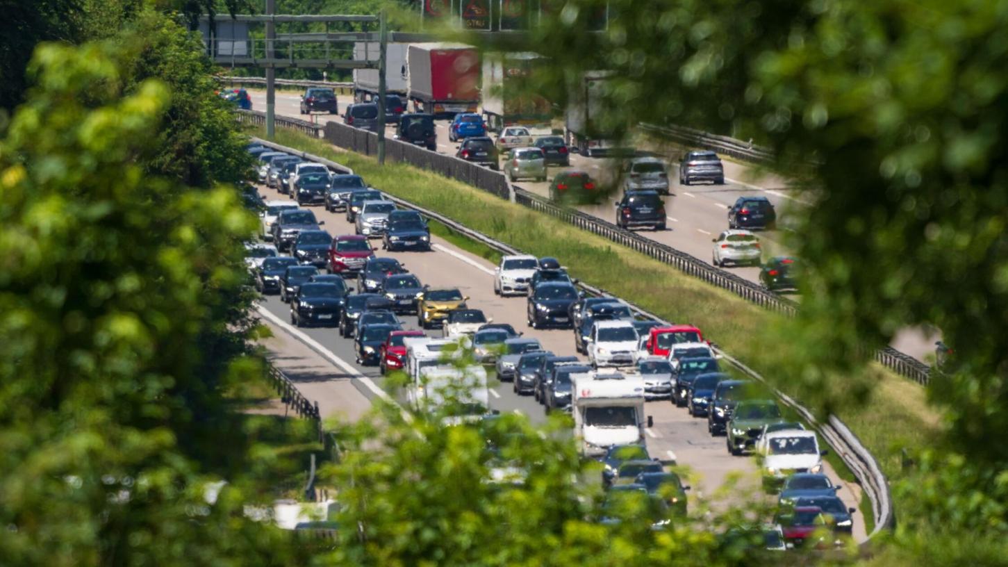 Zum Wochenende rechnet der ADAC wieder mit Staus auf Autobahnen. (Archivbild) Zum Wochenende rechnet der ADAC wieder mit Staus auf Autobahnen. (Archivbild)