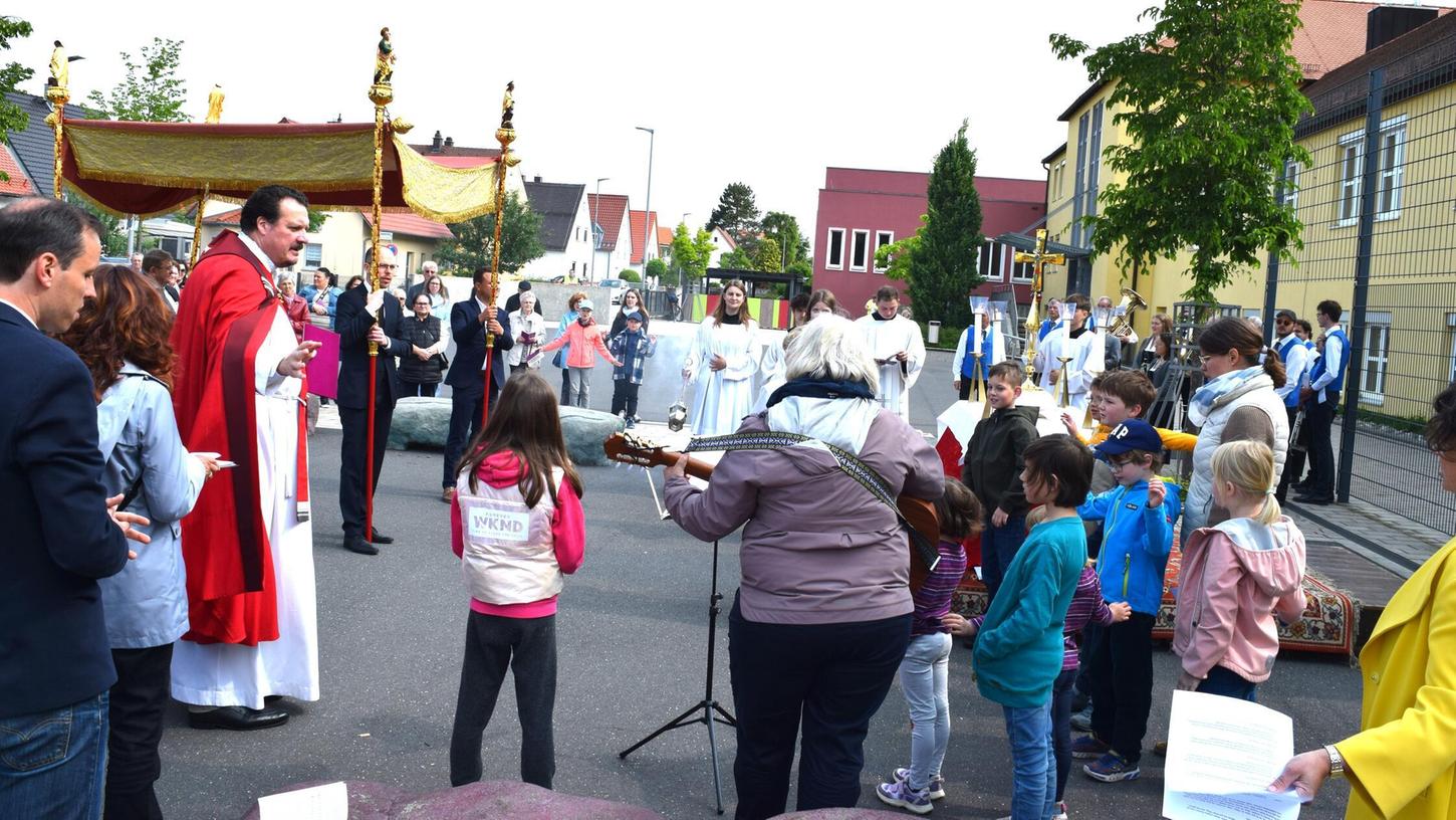 Die Kinder der Theo-Betz-Schule sangen bei der Prozession der Hofkirche. Die Kinder der Theo-Betz-Schule sangen bei der Prozession der Hofkirche.