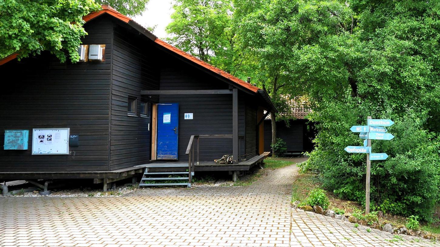 Am Bucher Berg sollen die zwei alten Waschhütten durch ein komplett neues, zweistöckiges Gebäude ersetzt werden. Am Bucher Berg sollen die zwei alten Waschhütten durch ein komplett neues, zweistöckiges Gebäude ersetzt werden.