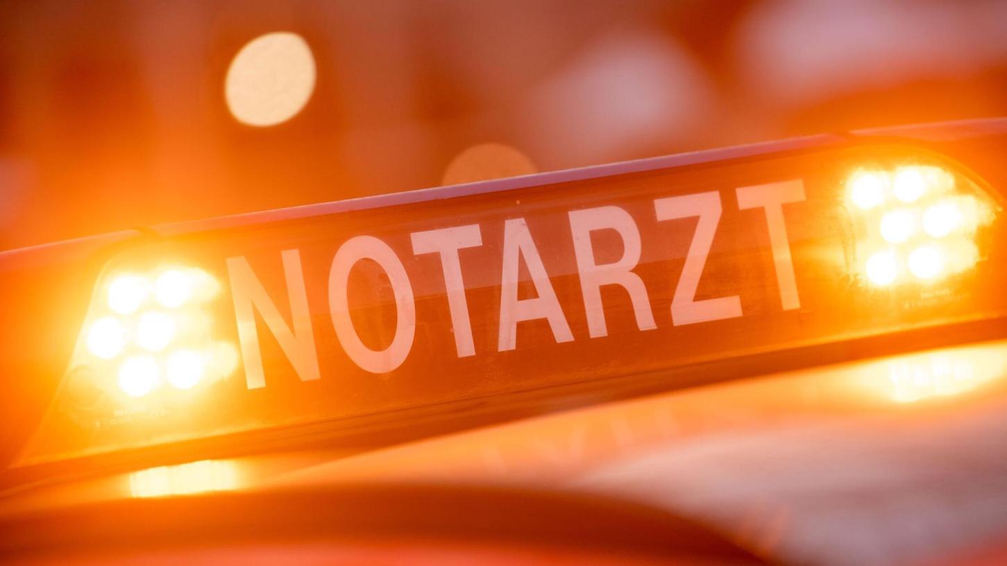 Eine Frau wurde mit lebensgefährlichen Verletzungen in ein Krankenhaus gebracht. (Symbolbild) Eine Frau wurde mit lebensgefährlichen Verletzungen in ein Krankenhaus gebracht. (Symbolbild)