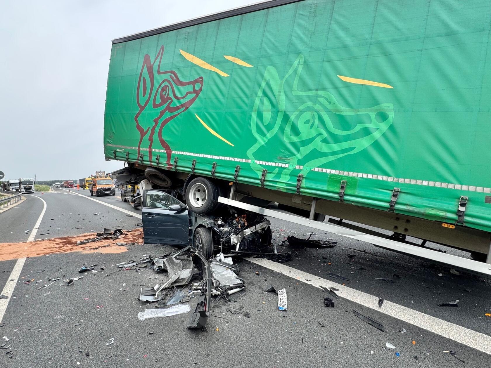 Gegen 12:20 Uhr fuhren mehrere Fahrzeuge aufeinander auf.