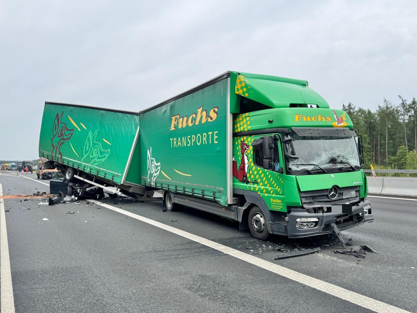 Ein Pkw wurde vollständig unter den Aufleger eines Sattelschleppers geschoben.