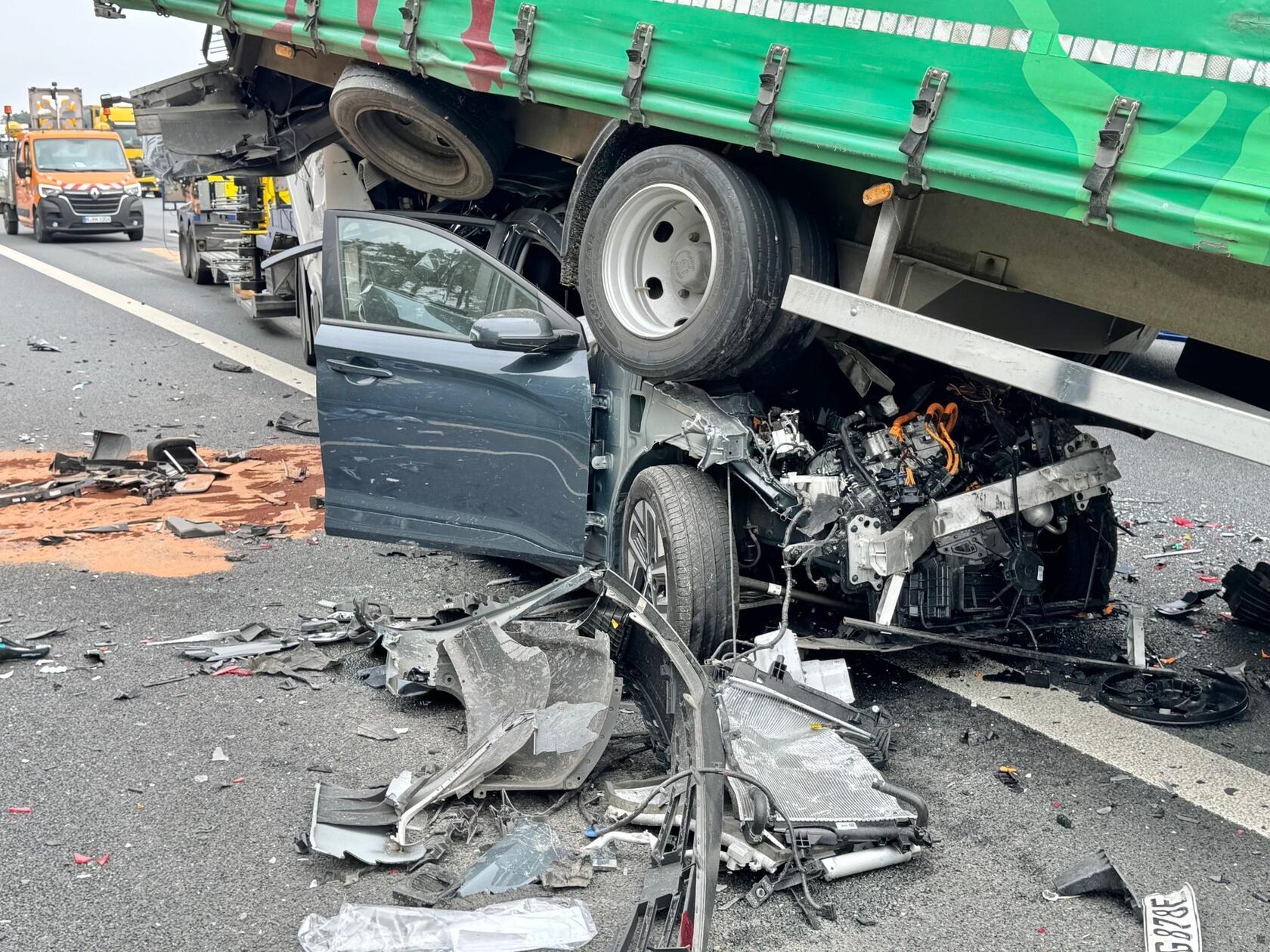Die Beifahrerin musste mit lebensgefährlichen Verletzungen in eine Klinik geflogen werden.